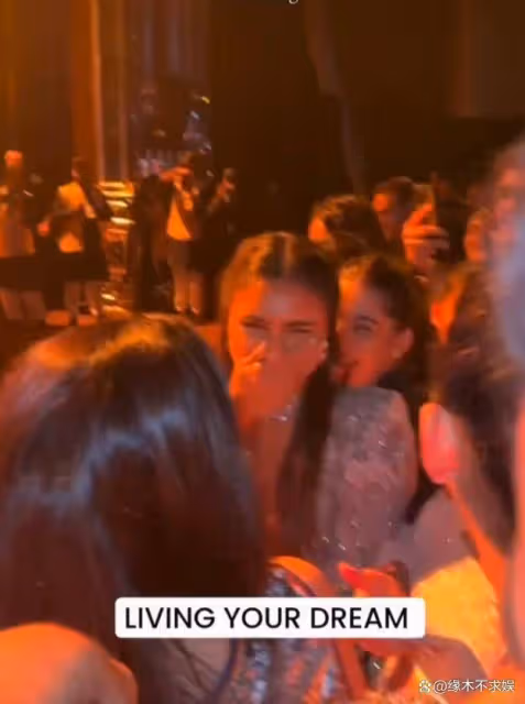 賈斯汀·比伯去印度參加婚禮,撇嬌妻和女粉相擁,跳舞忘我掉褲子