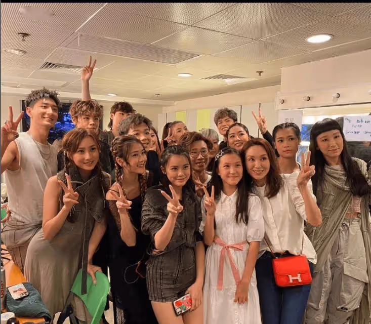 TVB前花旦一家出席晚宴!學霸女兒顏值超媽咪!不介意當演員