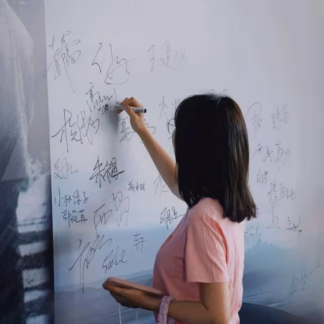 TVB花旦赴北京上課!素顏學生照曝光!換了新髮型變清純