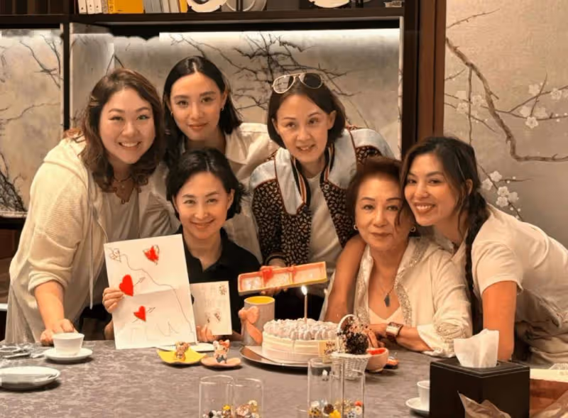 恭喜!TVB前女星給大25歲富商老公慶63歲生日!她和三個繼女幾乎是同齡
