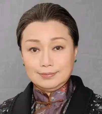 TVB「御用媽媽」稱被公司改合約就像離婚,曾一天開四部劇,高強度工作導致生病