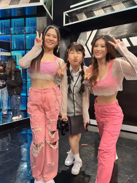 王祖藍豪宅曝光,幾十人在家中舉辦TVB慶功宴,東張女神素顏照判若兩人