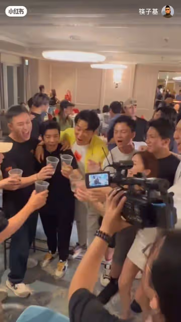 王祖藍豪宅曝光,幾十人在家中舉辦TVB慶功宴,東張女神素顏照判若兩人