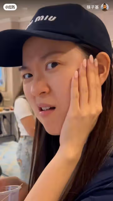 王祖藍豪宅曝光,幾十人在家中舉辦TVB慶功宴,東張女神素顏照判若兩人