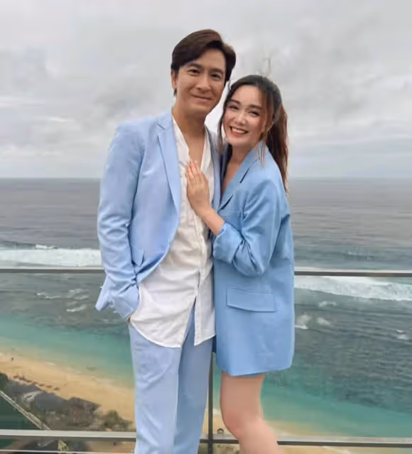 馬國明湯洛雯巴厘島度假,兩人甜蜜親吻臉頰,馬國明一臉慈祥