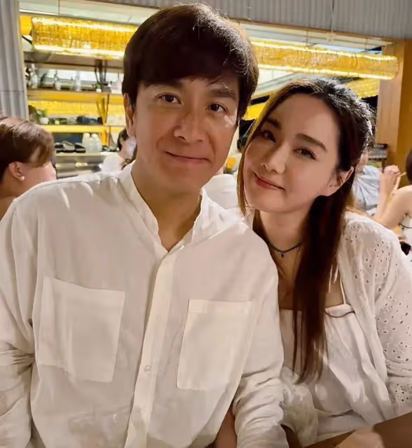 馬國明湯洛雯巴厘島度假,兩人甜蜜親吻臉頰,馬國明一臉慈祥