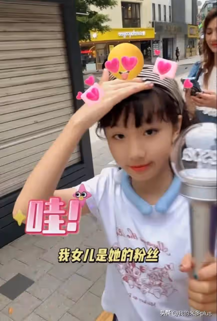 張丹峰一家三口看演唱會,10歲彤彤顏值高,洪欣瘦了一圈腿好細