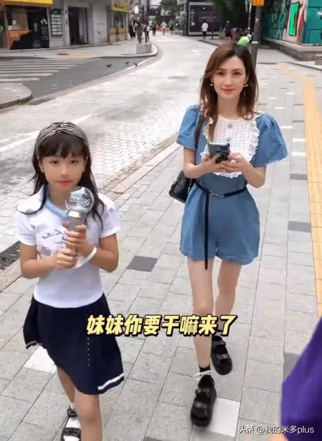 張丹峰一家三口看演唱會,10歲彤彤顏值高,洪欣瘦了一圈腿好細