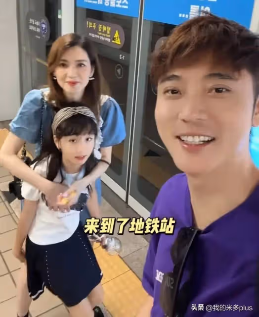 張丹峰一家三口看演唱會,10歲彤彤顏值高,洪欣瘦了一圈腿好細