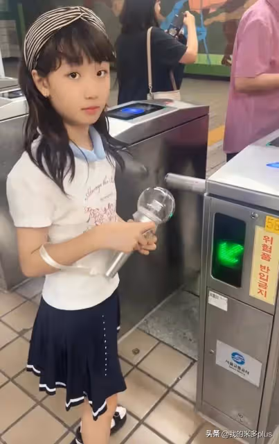 張丹峰一家三口看演唱會,10歲彤彤顏值高,洪欣瘦了一圈腿好細