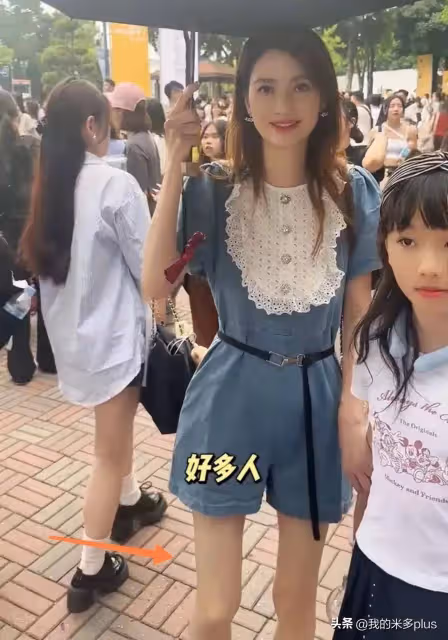 張丹峰一家三口看演唱會,10歲彤彤顏值高,洪欣瘦了一圈腿好細