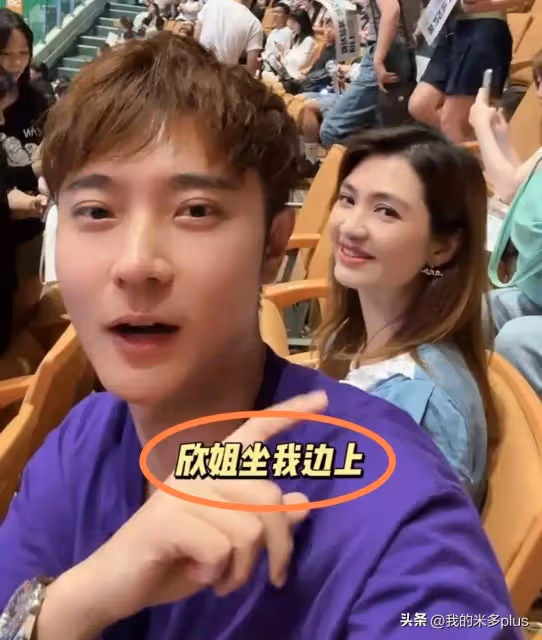 張丹峰一家三口看演唱會,10歲彤彤顏值高,洪欣瘦了一圈腿好細