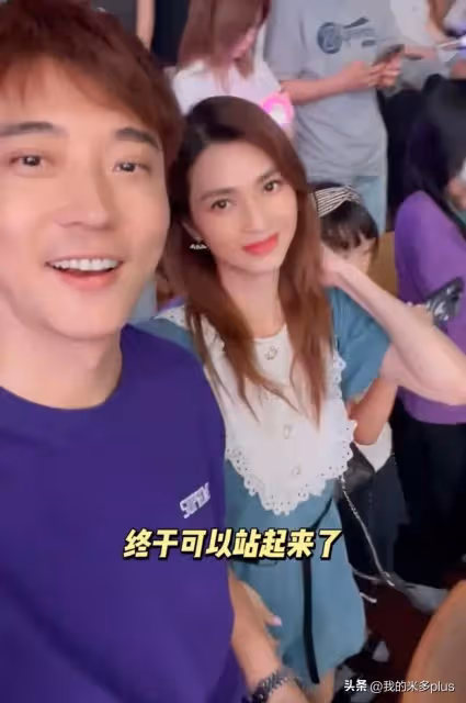 張丹峰一家三口看演唱會,10歲彤彤顏值高,洪欣瘦了一圈腿好細