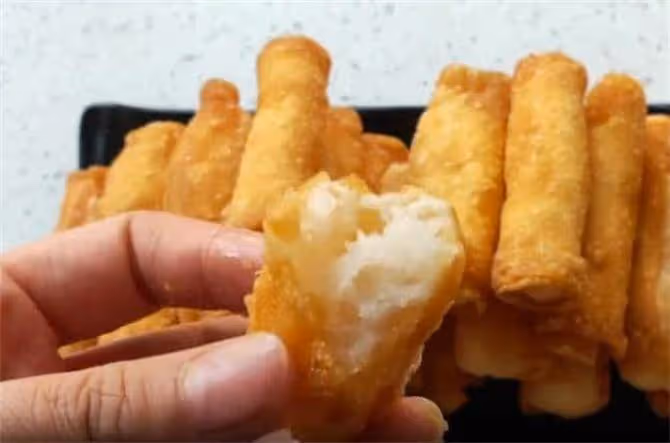 餛飩皮新吃法,外酥里糯,幾分鐘就能出鍋,孩子超喜歡的小零食