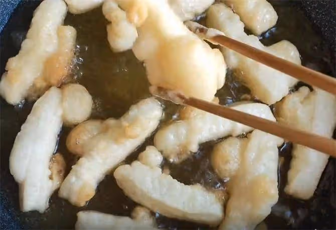 油條新吃法,不用發酵,不用麵粉,蓬鬆酥脆,做法超簡單