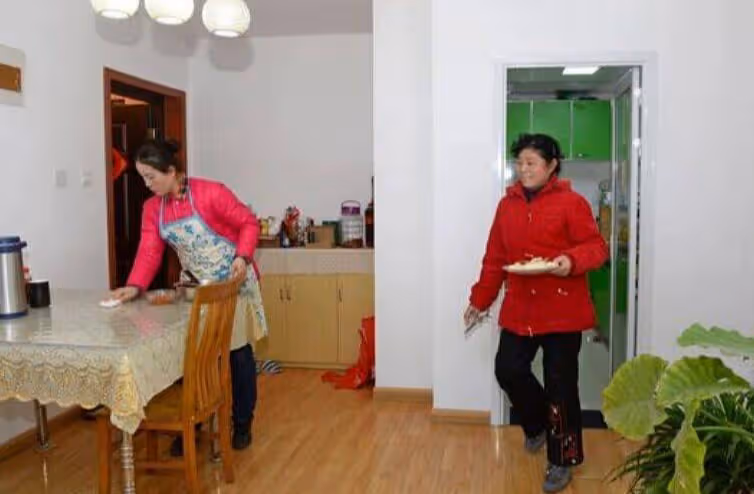 拿妻子的陪嫁房盡孝！老公出差回來見「母親打地鋪」怒甩妻子一耳光　下秒看到「主臥出來2人」怒氣全消