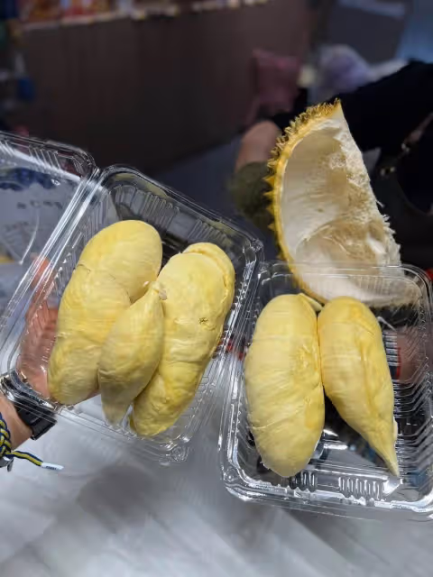 9.8元一斤!榴槤攤位「明碼標價」他買後卻被總價嚇傻,細看告示牌:騙很大!