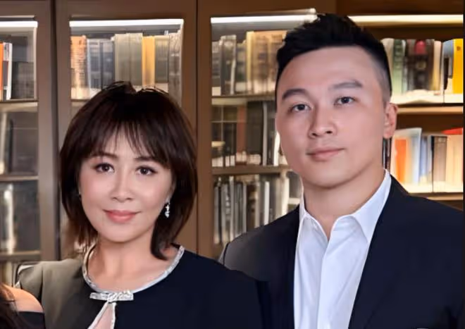 劉嘉玲28歲侄子露面,西裝筆挺很氣派,已成為職場中的精英