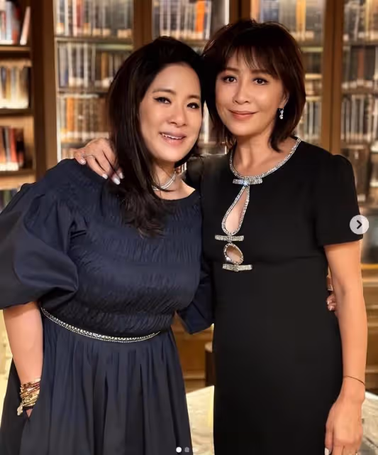 劉嘉玲28歲侄子露面,西裝筆挺很氣派,已成為職場中的精英