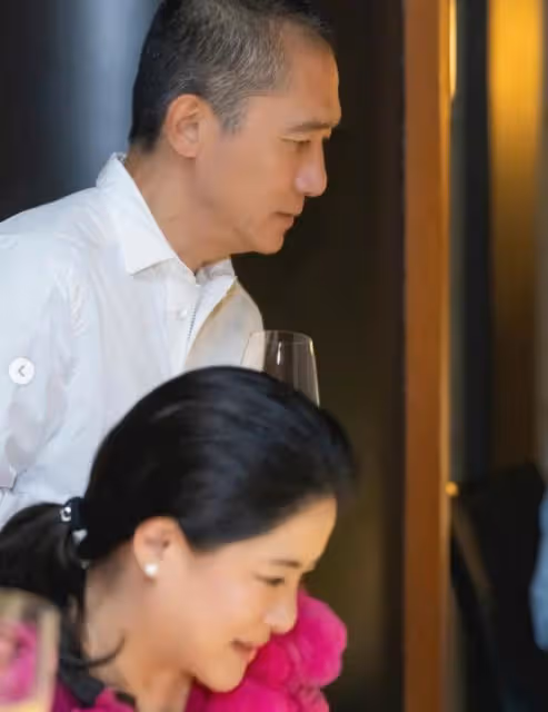 劉嘉玲28歲侄子露面,西裝筆挺很氣派,已成為職場中的精英