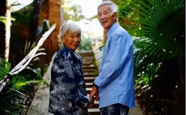 一對85歲夫婦去銀行匯款百萬,金額大引起懷疑,報警才知其身份