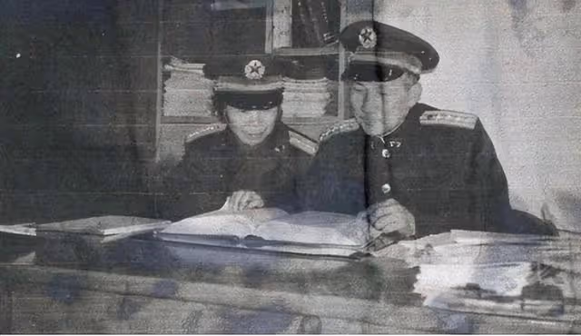 一對85歲夫婦去銀行匯款百萬,金額大引起懷疑,報警才知其身份