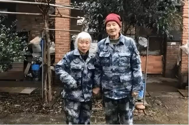 一對85歲夫婦去銀行匯款百萬,金額大引起懷疑,報警才知其身份