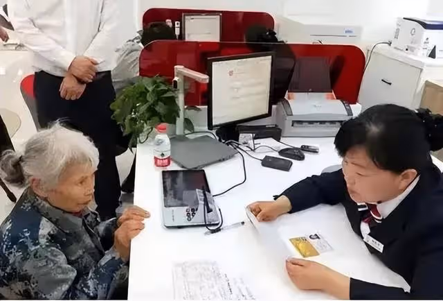 一對85歲夫婦去銀行匯款百萬,金額大引起懷疑,報警才知其身份