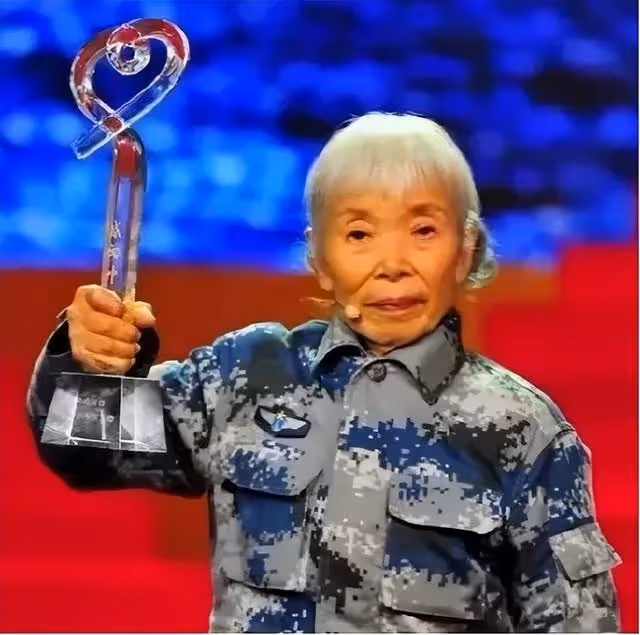 一對85歲夫婦去銀行匯款百萬,金額大引起懷疑,報警才知其身份
