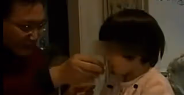 5歲外甥女白血病去世,舅舅拍照留念,意外發現是因繼母而得病