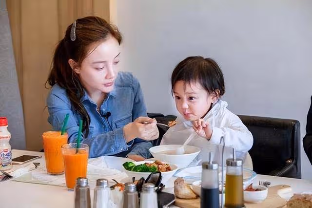 5歲外甥女白血病去世,舅舅拍照留念,意外發現是因繼母而得病