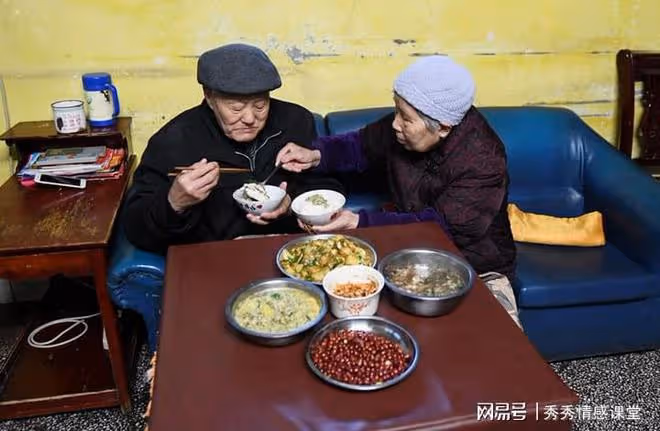 70萬拆遷款到帳女兒女婿都回來了,隔天鄰居打電話:你女婿正砸門