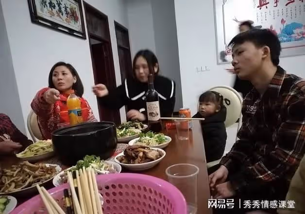 70萬拆遷款到帳女兒女婿都回來了，隔天鄰居打電話：你女婿正砸門