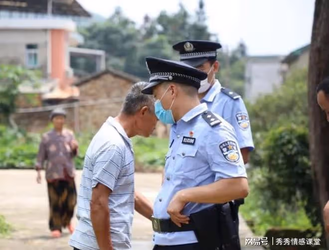 70萬拆遷款到帳女兒女婿都回來了，隔天鄰居打電話：你女婿正砸門