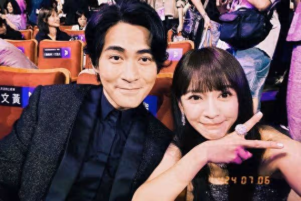 《痞子英雄》15年了…陳意涵罕見合照周渝民！　後台同框超多大咖
