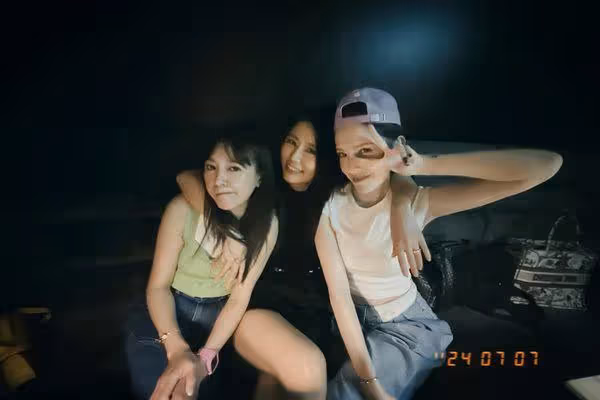 《痞子英雄》15年了…陳意涵罕見合照周渝民！　後台同框超多大咖