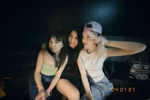《痞子英雄》15年了…陳意涵罕見合照周渝民！　後台同框超多大咖