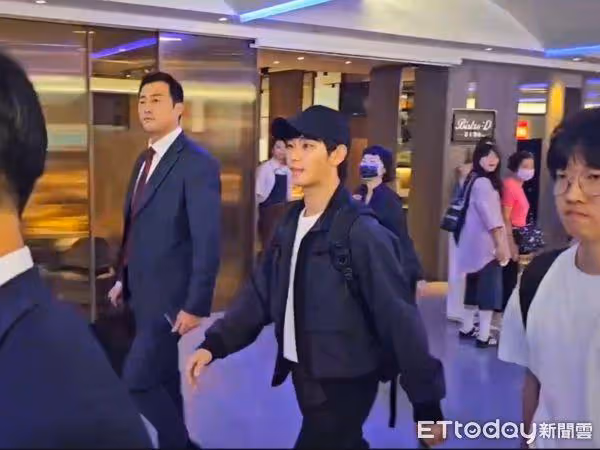 直擊／金秀賢桃機返韓「手上滿滿禮物」　親自揮手快閃台灣3天2夜
