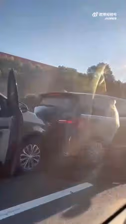 時代少年團保母車遭「瘋狂私生飯追撞」！ 車禍現場畫面曝光