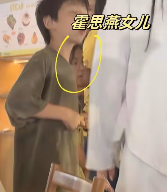 霍思燕8歲女兒終於露臉了！長相比哥哥還英氣，戴近視眼鏡像爸爸