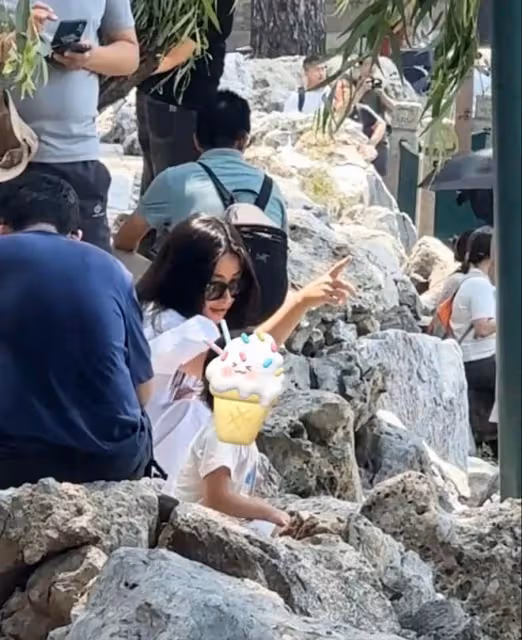 朱珠帶女兒逛北海公園,老公跟在身後像路人,2歲寶貝滿頭自來卷