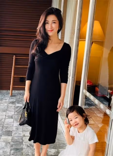 朱珠帶女兒逛北海公園,老公跟在身後像路人,2歲寶貝滿頭自來卷