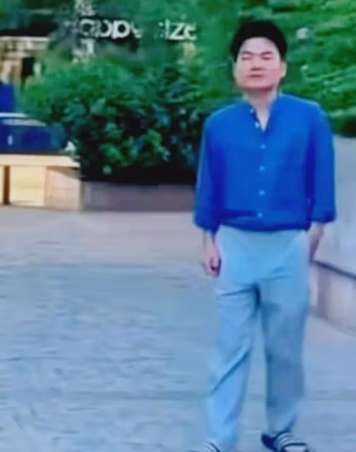 路透:董宇輝現身希臘街頭,穿拖鞋盡顯鬆弛感,劉畊宏全程陪同!