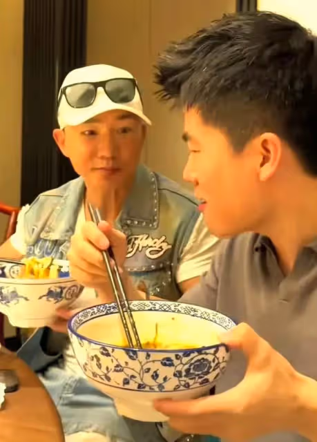路透:董宇輝現身希臘街頭,穿拖鞋盡顯鬆弛感,劉畊宏全程陪同!