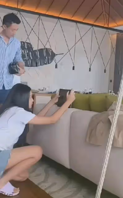 小玥兒在日本旅遊,用平板偷看大s照片,從頭到尾只有一套衣服!