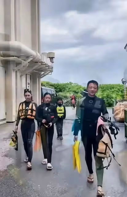小玥兒在日本旅遊,用平板偷看大s照片,從頭到尾只有一套衣服!