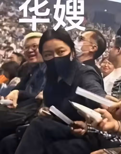 劉德華演唱會妻女現身捧場,朱麗蒨衣著低調,劉向蕙全程沒摘口罩