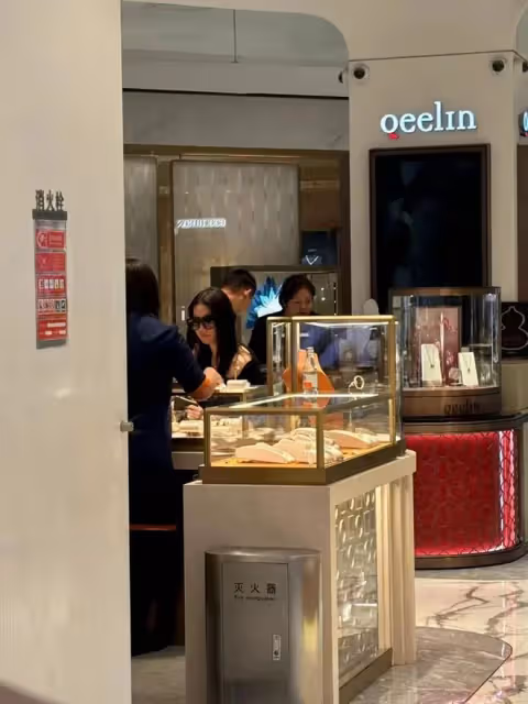 劉亦菲逛珠寶店被偶遇,小露香肩打扮時髦,空手而歸慘遭櫃姐嫌棄