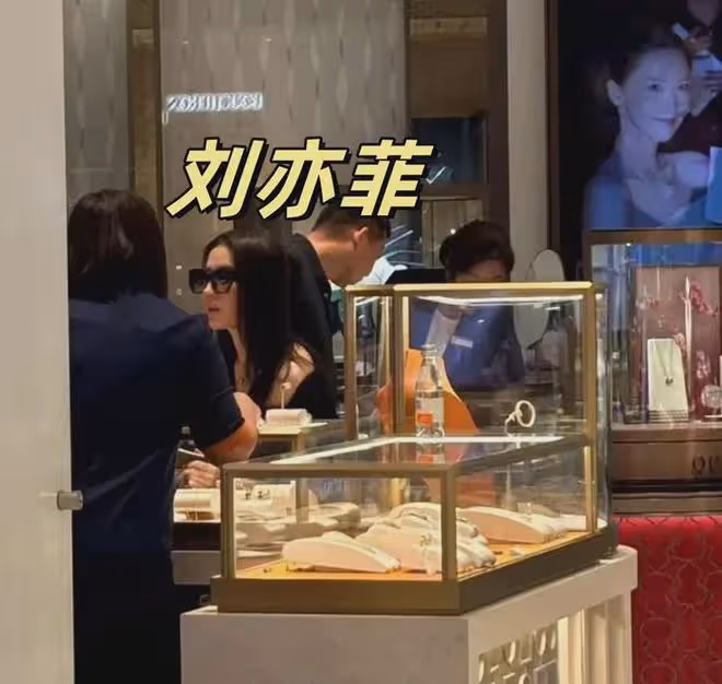 劉亦菲逛珠寶店被偶遇,小露香肩打扮時髦,空手而歸慘遭櫃姐嫌棄