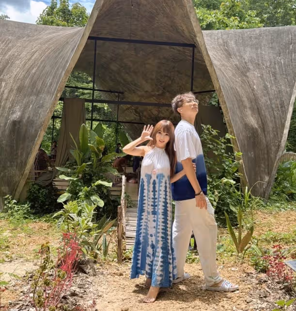 復合的節奏？10億身家女星與前夫同遊泰國攬牢牢